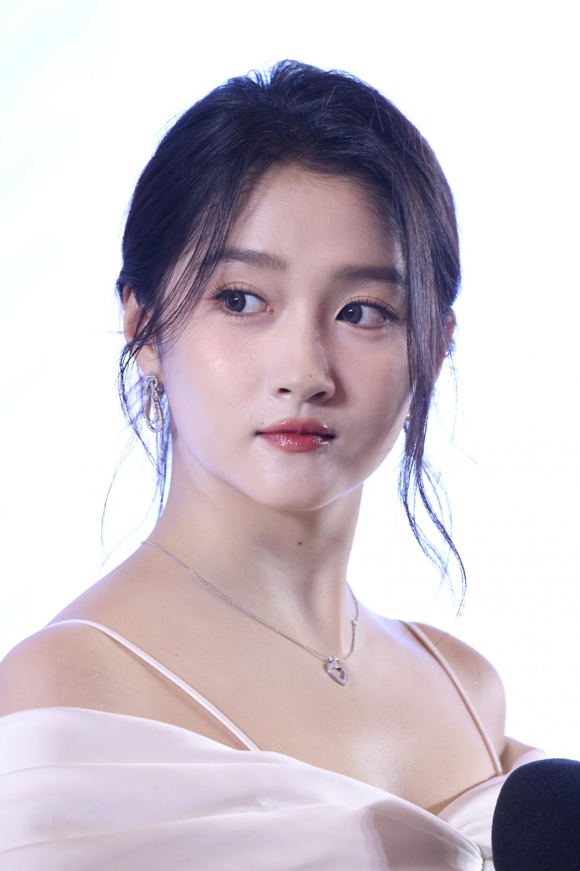 关晓彤现场侧脸头部正面生图照[12]